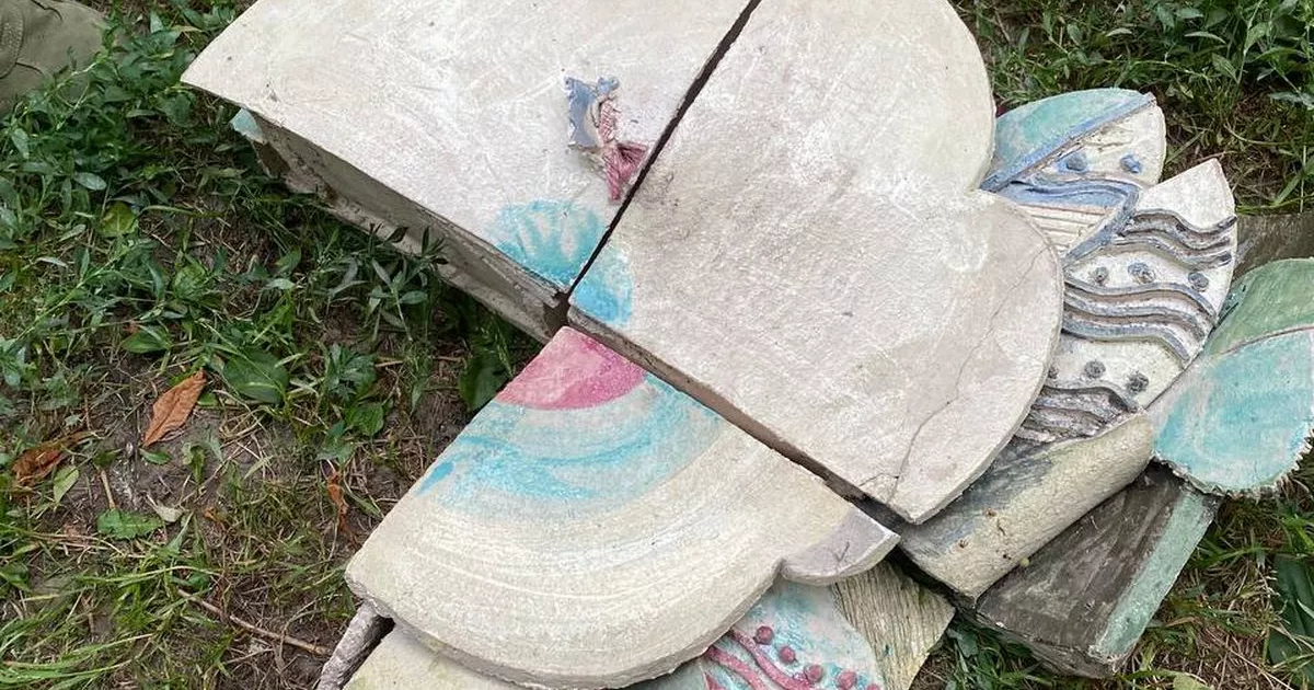 Активісти врятували унікальне керамічне панно, викинуте столичною бібліотекою десять років тому