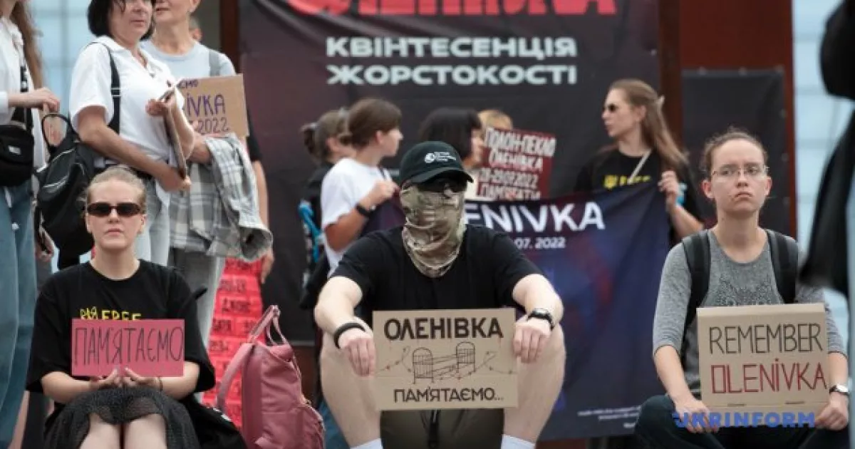 Сльози Майдану: у Києві вшанували загиблих у теракті в Оленівці в День скорботи
