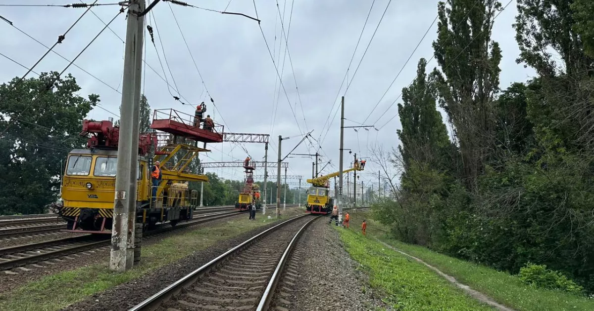 Через ворожі обстріли у Києві змінено рух електропоїздів — залізничники ліквідовують наслідки