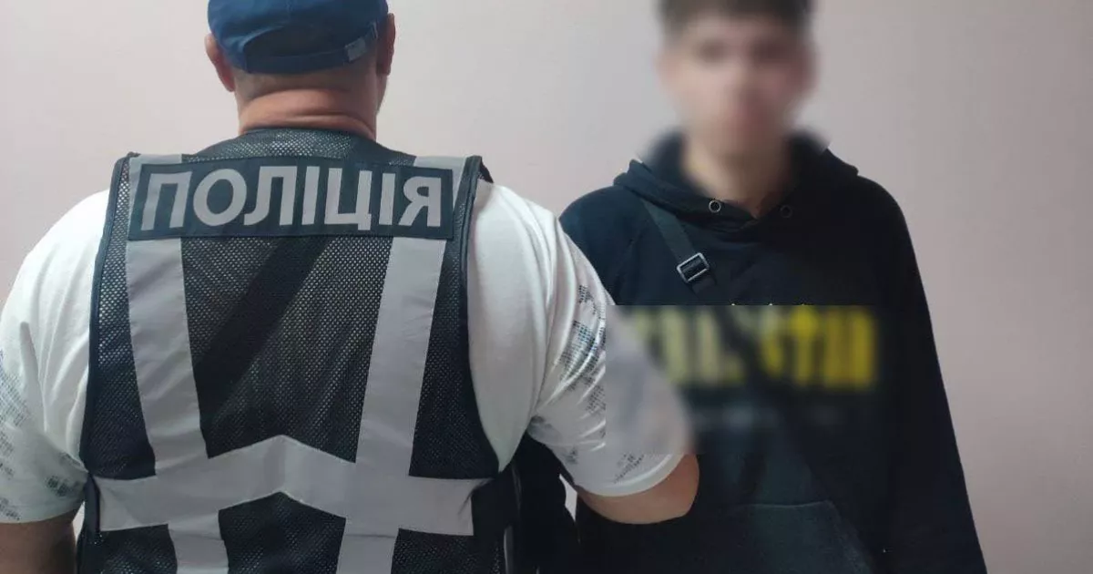 У Києві судитимуть 20-річного хлопця за підпал дверей квартири через «завдання» псевдоправоохоронця