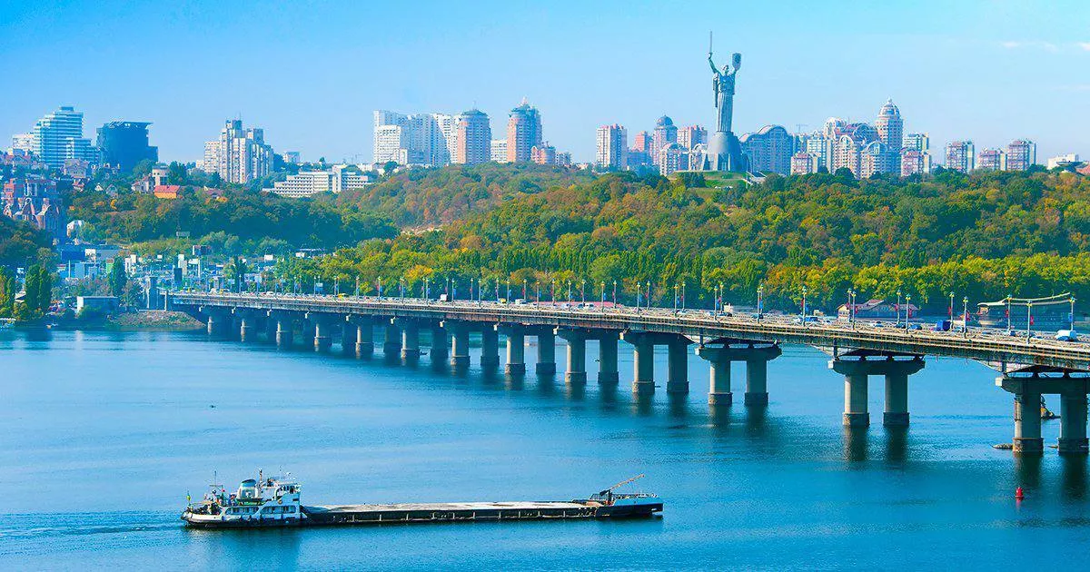 ТОП-3 мости Києва, які розповідають більше за гідf: історія, романтика й інженерна магія