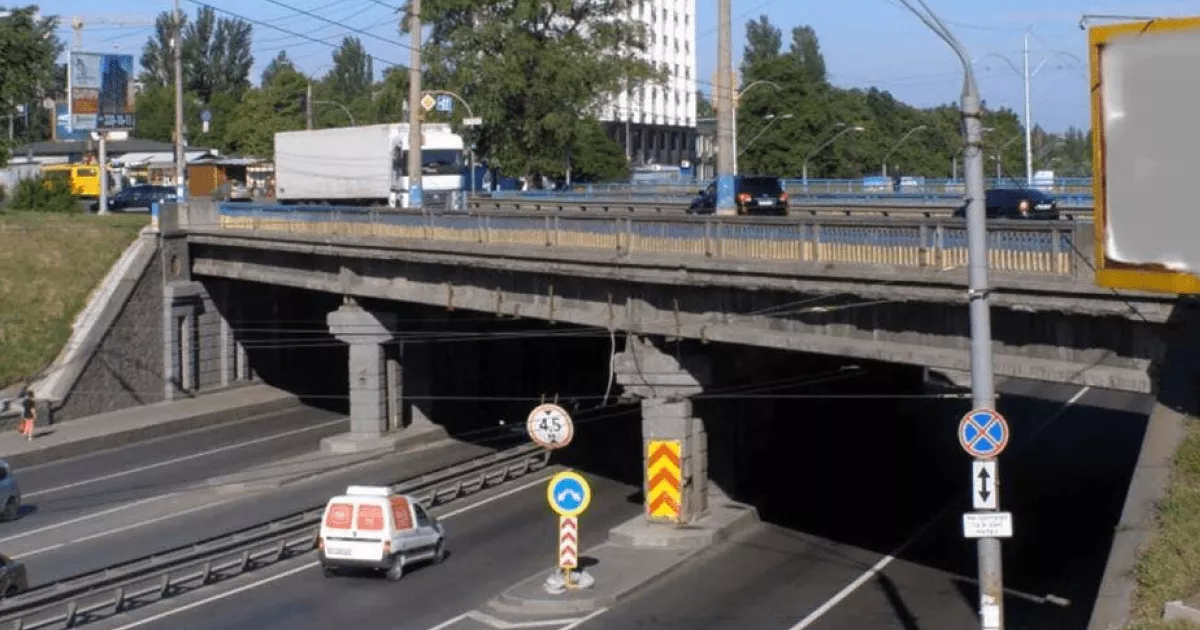 Нові тротуари, велодоріжки й LED-освітлення: у Києві оновлять міст, якому понад 60 років