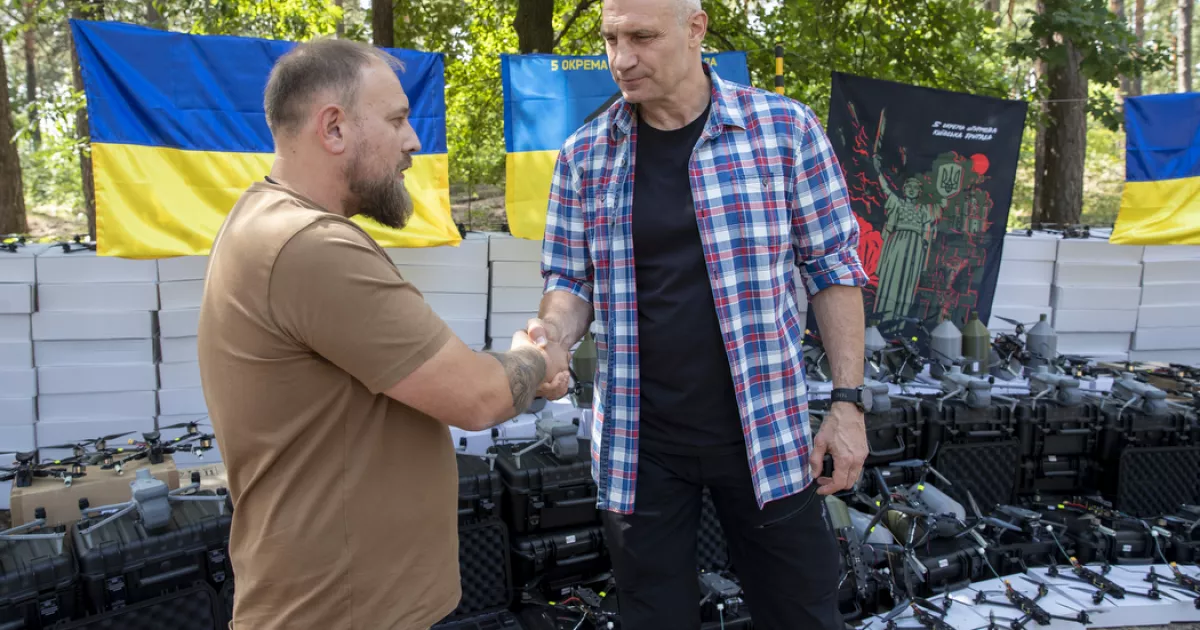Замість обіцянок — дрони: Київ відправив на передову чергову партію з 900 БпЛА