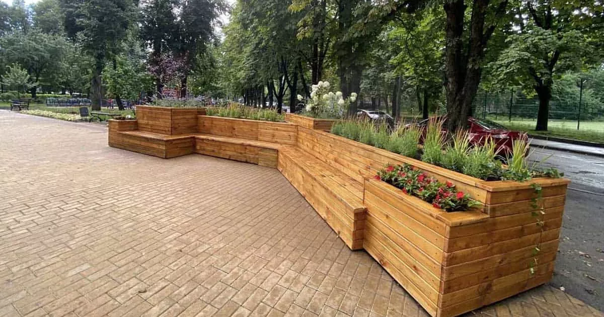 Київ оновлює міські простори: сучасні вуличні меблі з’явилися у Сквері спортсменів-захисників
