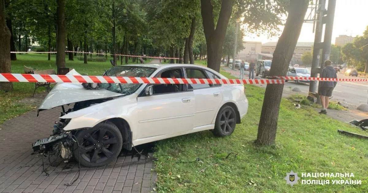 Поліцейські затримали керманича Subaru, який п’яним влетів у Куренівський парк та травмував двох жінок
