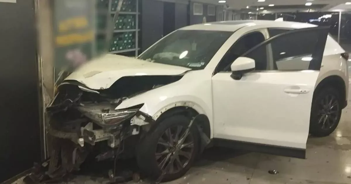Фатальна помилка на паркінгу: у Голосіївському районі авто протаранило будівлю ТЦ