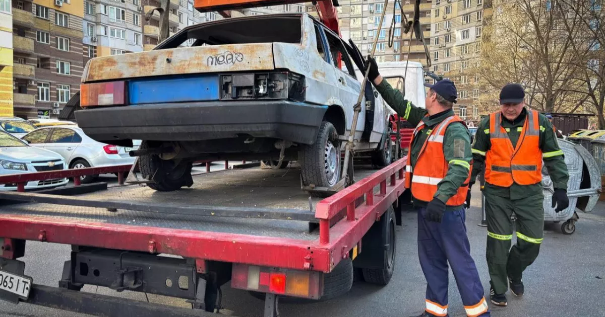Більше безпеки та порядку: столиця позбувається аварійних і покинутих автомобілів