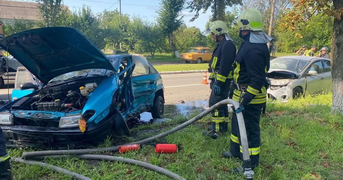 Серйозна ДТП у Переяславі: після зіткнення Ford і Opel авто спалахнуло, водійка Opel у лікарні