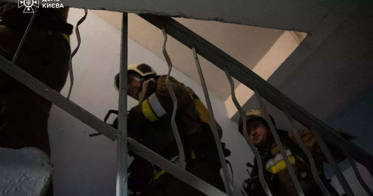 Київські рятувальники ліквідували пожежу в житловому будинку: у пожежі загинула жінка, трьох мешканців евакуйовано