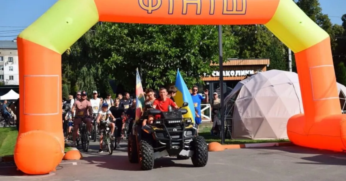 Понад 300 учасників і благодійний аукціон: у Калинівській громаді відбувся Патріотичний велопробіг