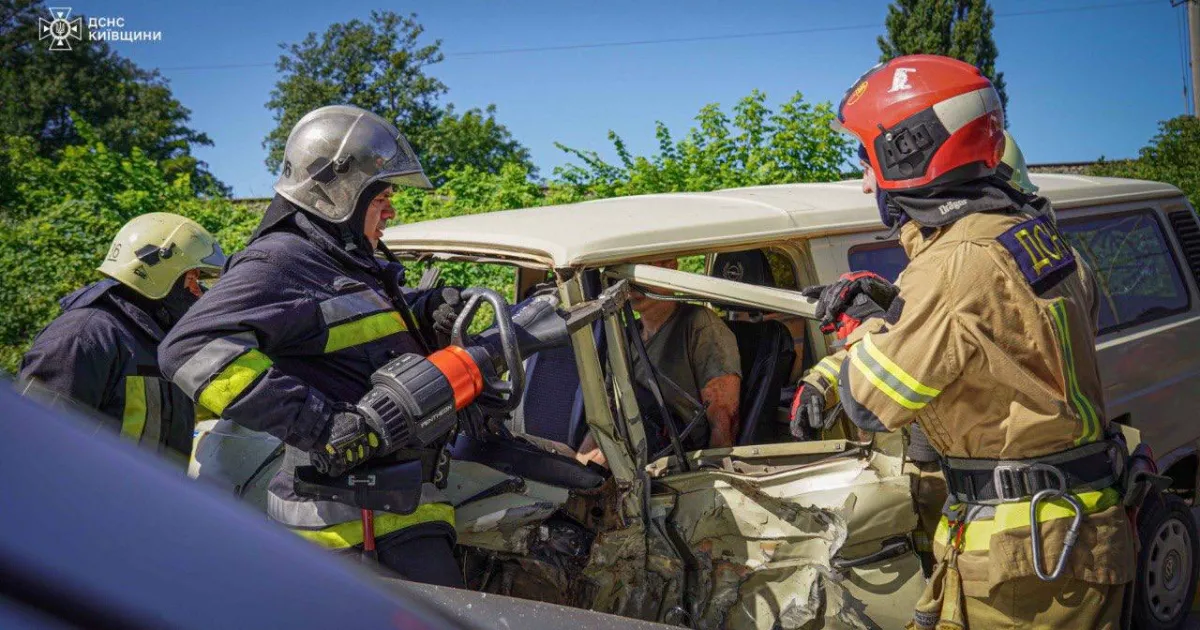 Лобова аварія в Ірпені: рятувальники деблокували постраждалого з понівеченого авто