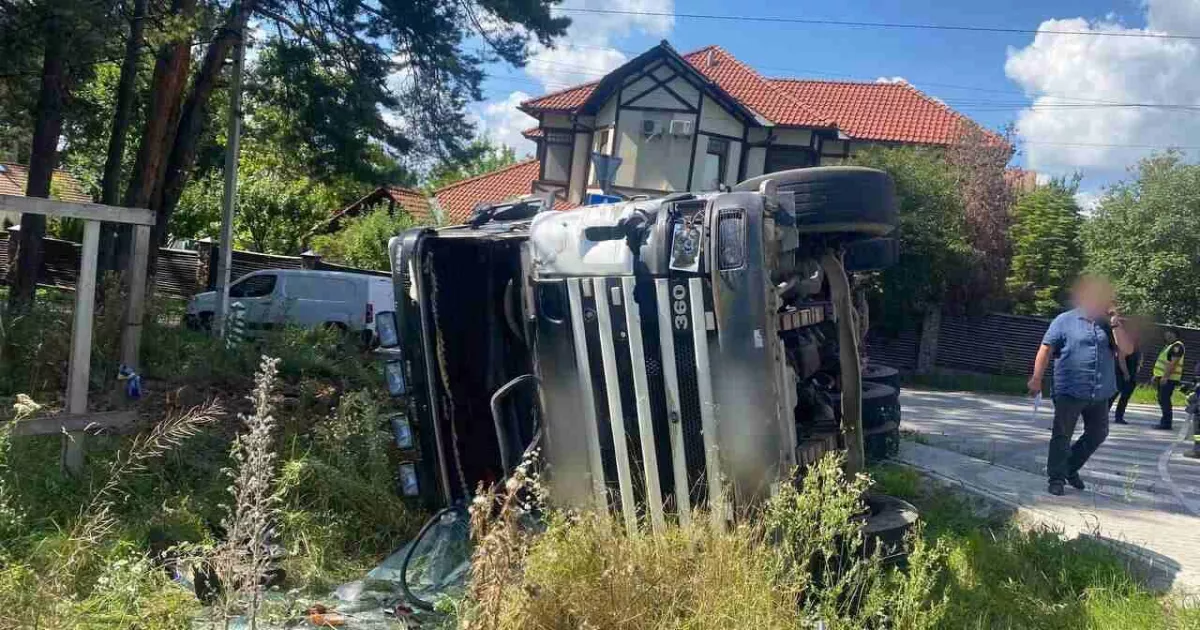 Травматичне ДТП на Київщині: легковик не надав переваги вантажівці