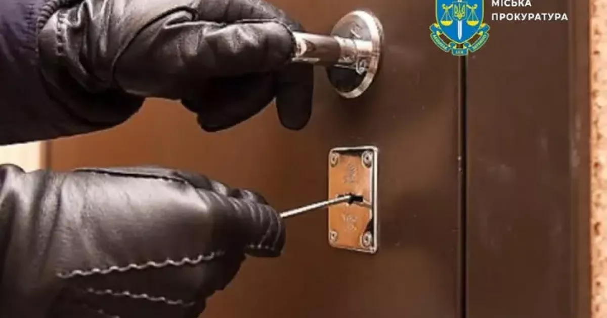 Викрала ключі та залишила їх співучаснику: у Києві судитимуть няню