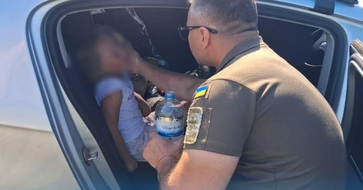 На Київщині прикордонники врятували постраждалих із понівеченого авто: обійшлося без жертв