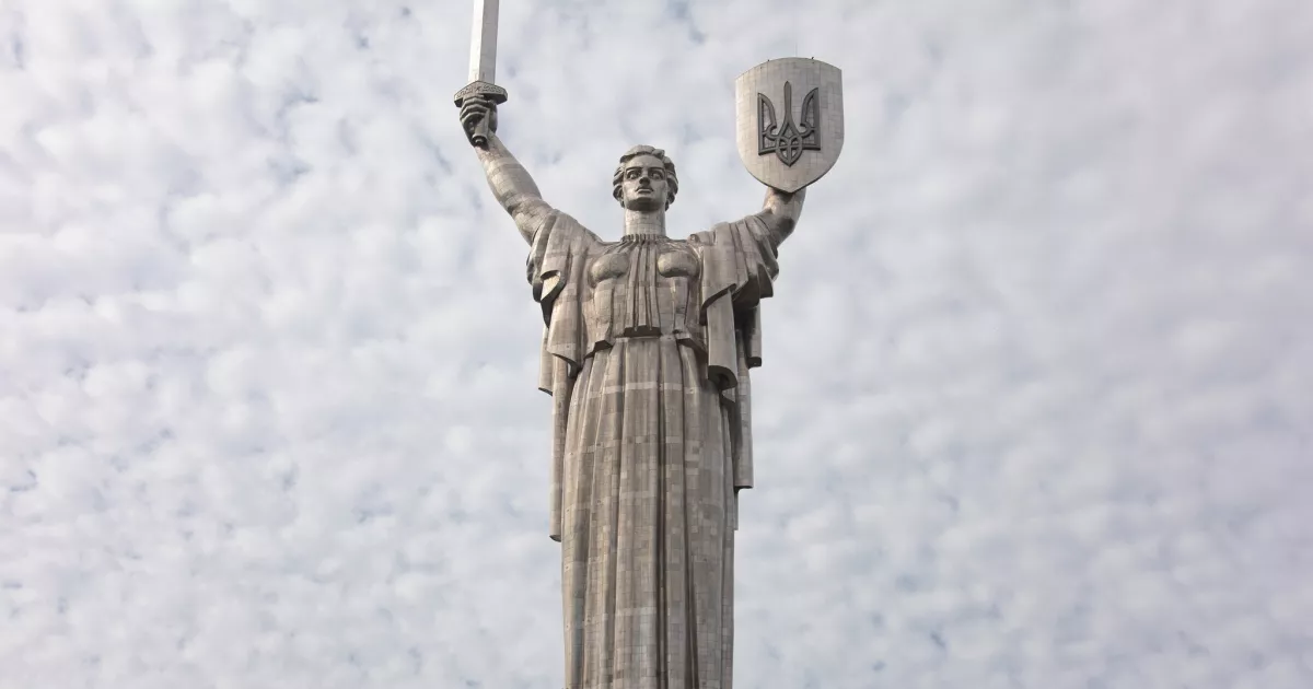 Від радянського герба до Тризуба: у столиці презентують історію переосмислення «Батьківщини-матері»