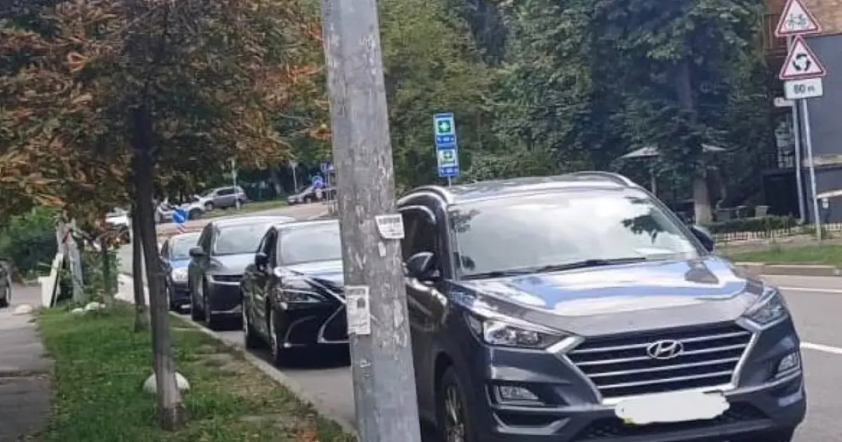 На Підвисоцького евакуювали десятки авто, що перекрили велодоріжку