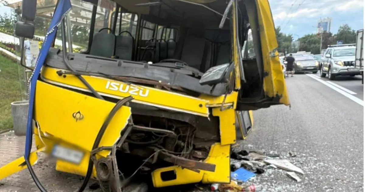 Аварія в Києві: двоє людей постраждали внаслідок зіткнення маршрутки з автобусом