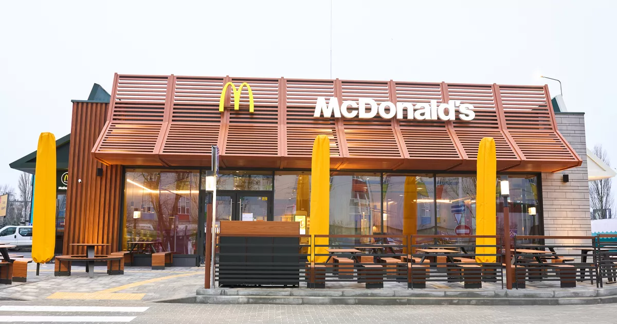Скандал на Оболоні: для нового McDonald’s забудовник “Інтергалбуд” зрізав здорові дерева, громада обурена