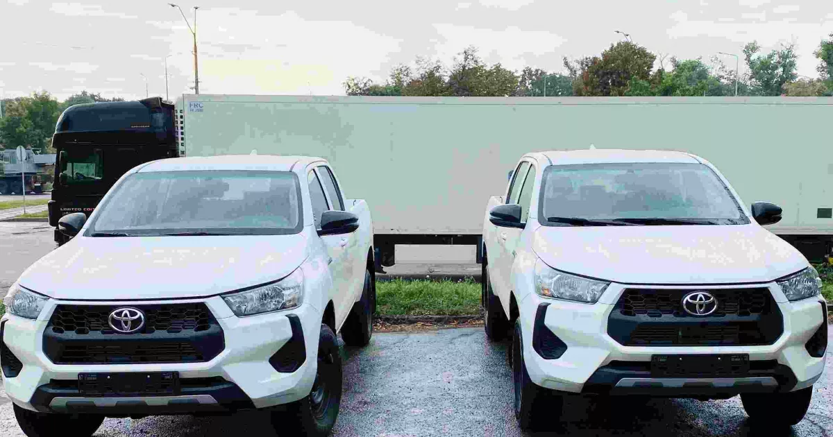 Бровари подарували ЗСУ нові пікапи Toyota Hilux
