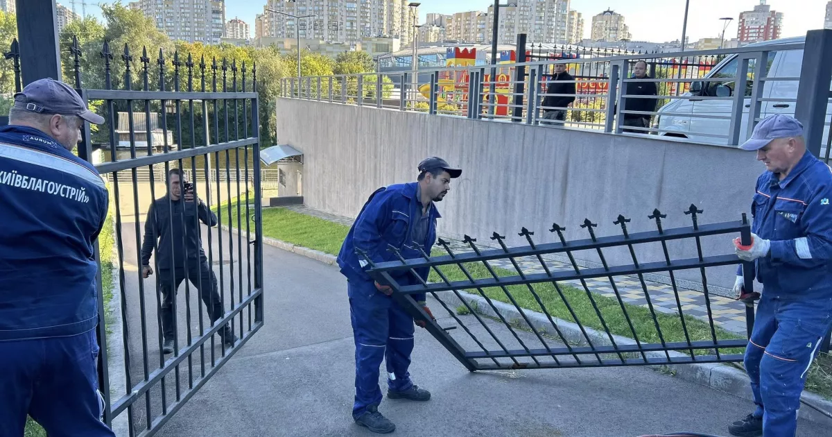 500 метрів набережної повернули киянам: незаконний паркан знесли вдруге