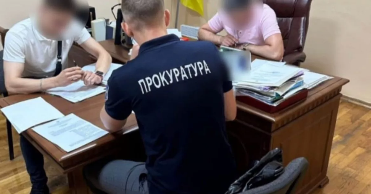 Директора держпідприємства Київщини затримали за хабарі на військовій формі