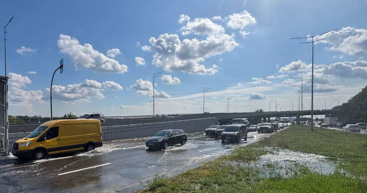 У Києві перекрили Набережне шосе: що відомо про ремонт