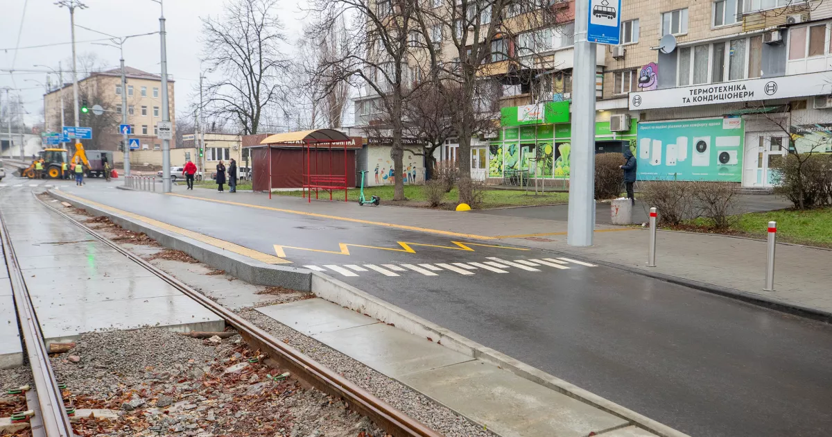 Київ ремонтує тротуари: водіям радять оминати вулицю Кирилівську