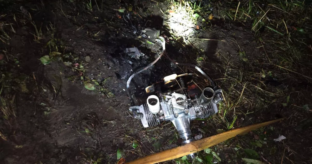 Падіння ворожого дрона біля Макарова: згоріла трава і пошкоджено паркани