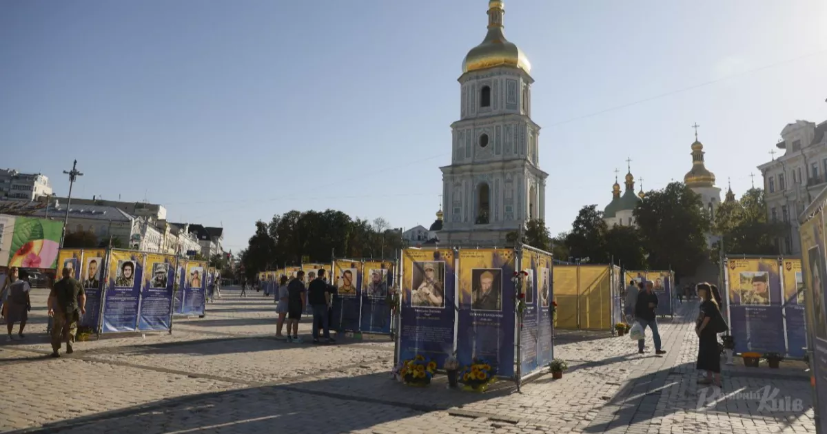 На Софійській площі відкрили виставку «Воїни світла» з портретами полеглих героїв