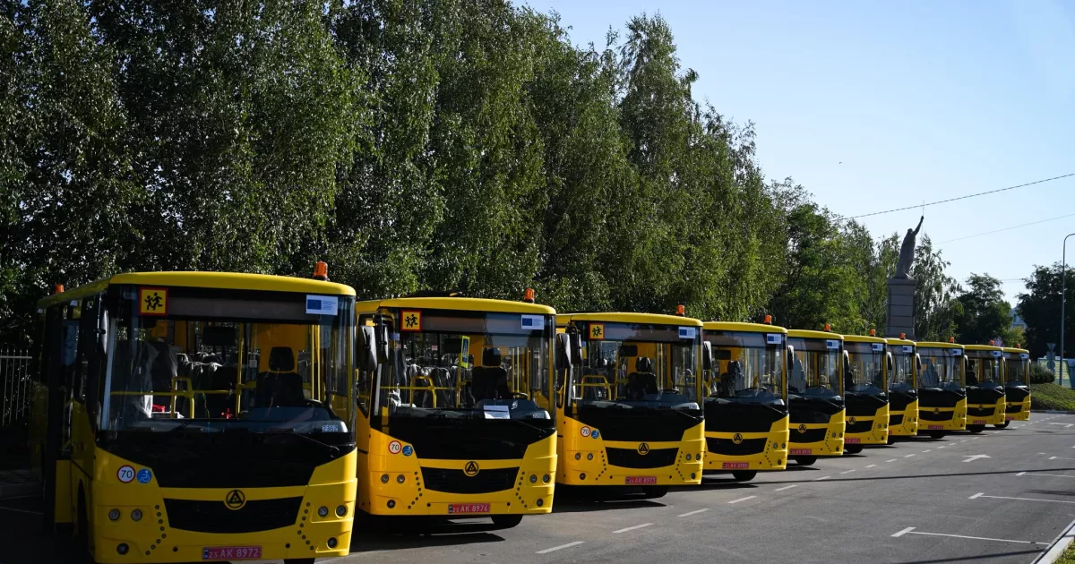 Десять громад Київщини отримали нові інклюзивні шкільні автобуси перед стартом навчального року