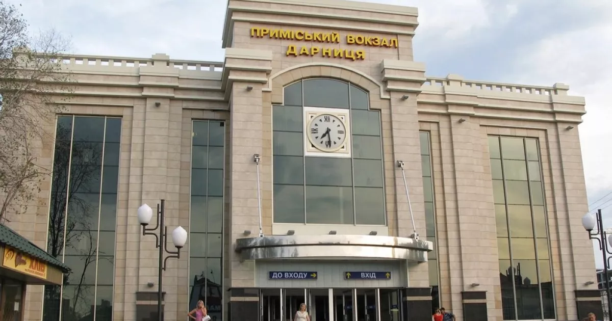 На станції «Дарниця» чоловік отримав опіки від удару струмом