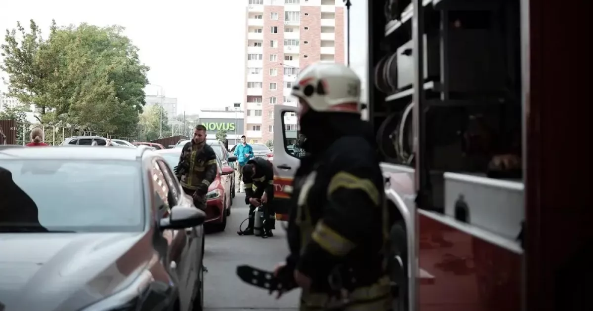 У Києві горіла квартира на 20-му поверсі: рятувальники евакуювали мешканців і врятували тварину