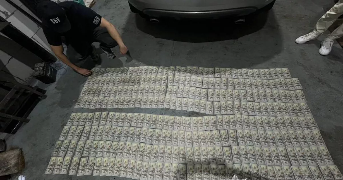 У Києві затримали чоловіка, який вимагав $30 тис. та погрожував підприємцю зброєю