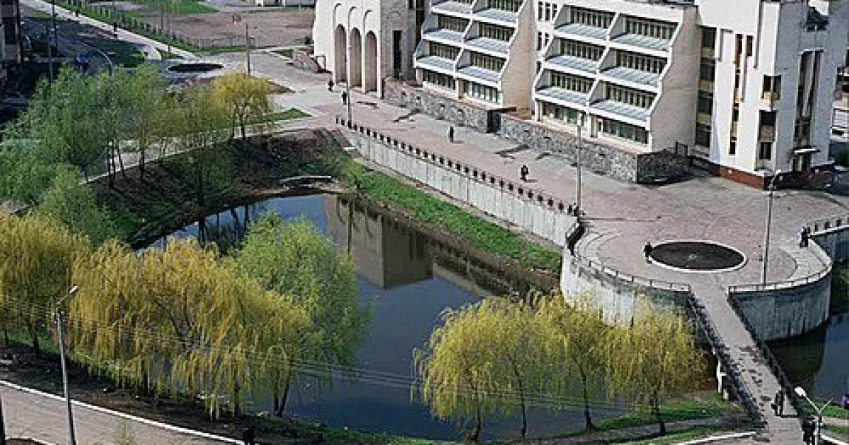 Ліцей №317 на Борщагівці відновлюють після обстрілів: на вікна виділили понад 3 млн грн