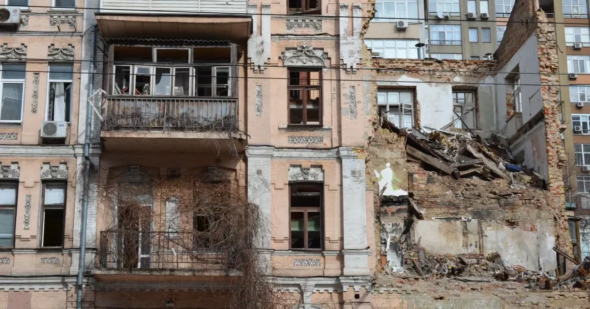 У Києві перевіряють будинки на Жилянській після обстрілів: які гарантії дає місто мешканцям