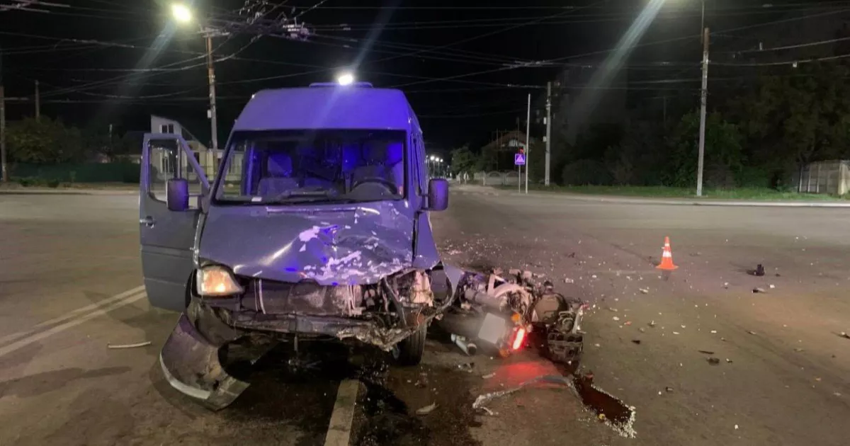 Трагедія на перехресті: підліток на мотоциклі загинув у ДТП з мікроавтобусом