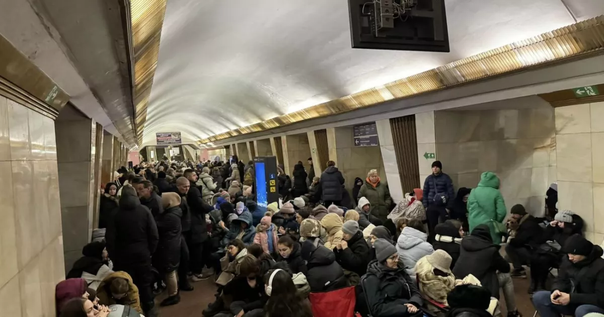Кияни просять відкрити вагони метро під час нічних тривог