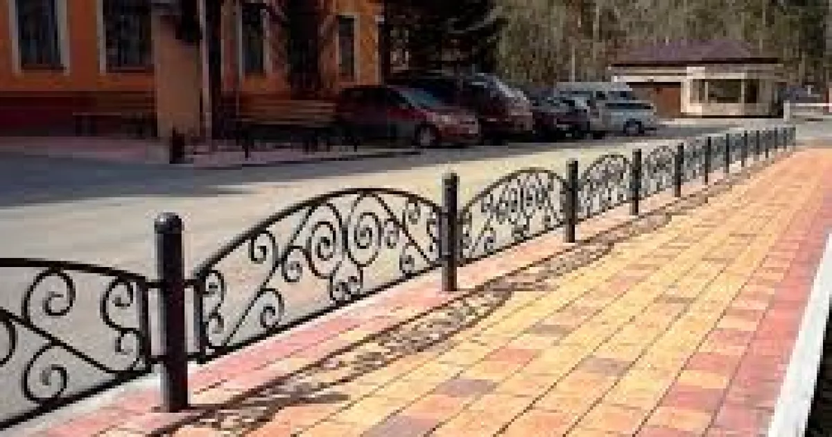 Мільйон на комфорт: у Вишгороді до зими оновлять вулиці декоративними огорожами й велопарковками