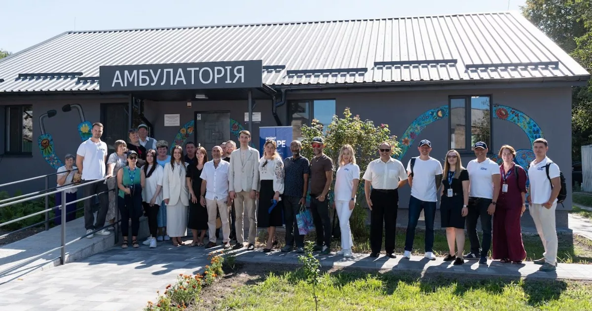 Амбулаторія з петриківським муралом і сонячними панелями: на Київщині відновили медзаклад після обстрілів
