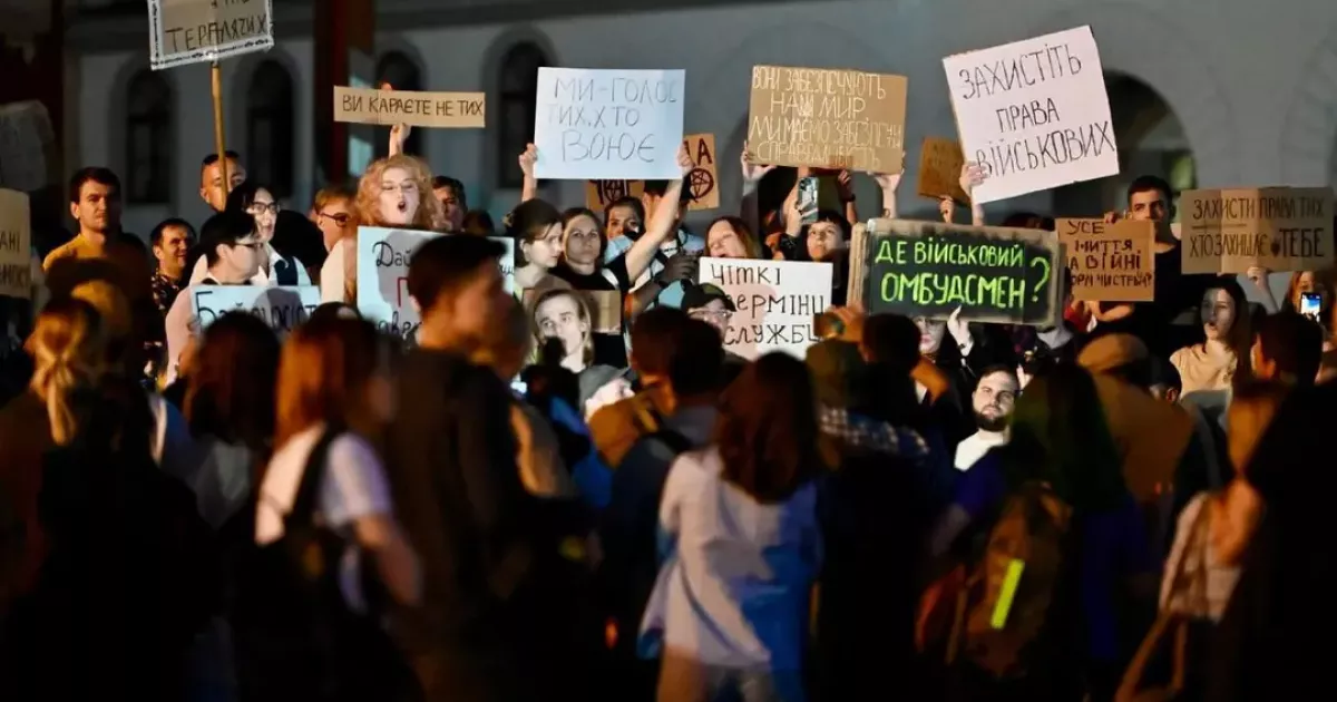 «Служба — не рабство»: у Києві мітингували проти законопроєкту №13260