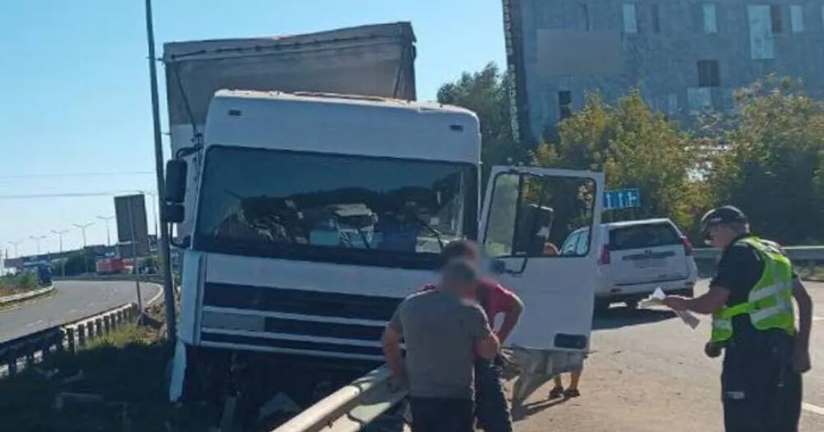 На Броварській об’їзній вантажівка врізалася у відбійник — постраждалих немає