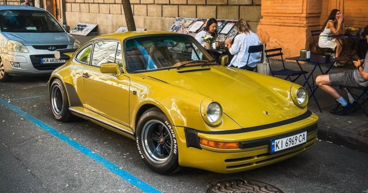 Нардеп на ретро-легенді: у столиці засвітився Porsche 911 Turbo з «модними» номерами
