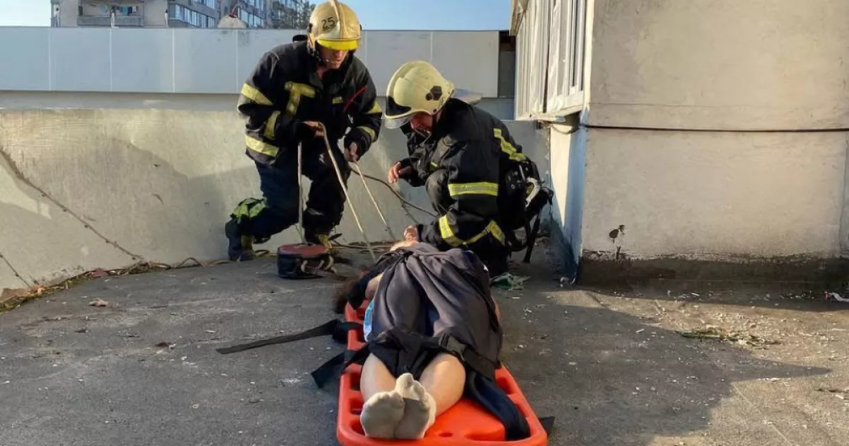 Рятувальники зняли з піддашку дівчину-підлітка, що впала з вікна у столиці