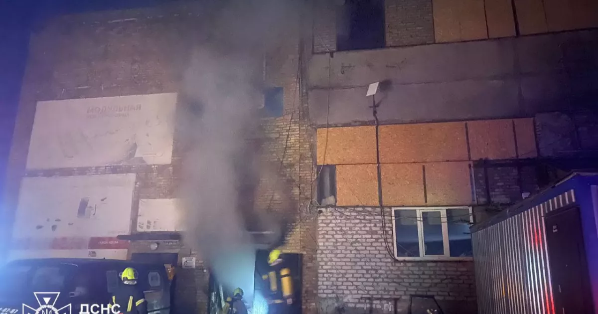 У Києві на Жмеринській вночі загорівся склад: площа пожежі — 60 кв. м