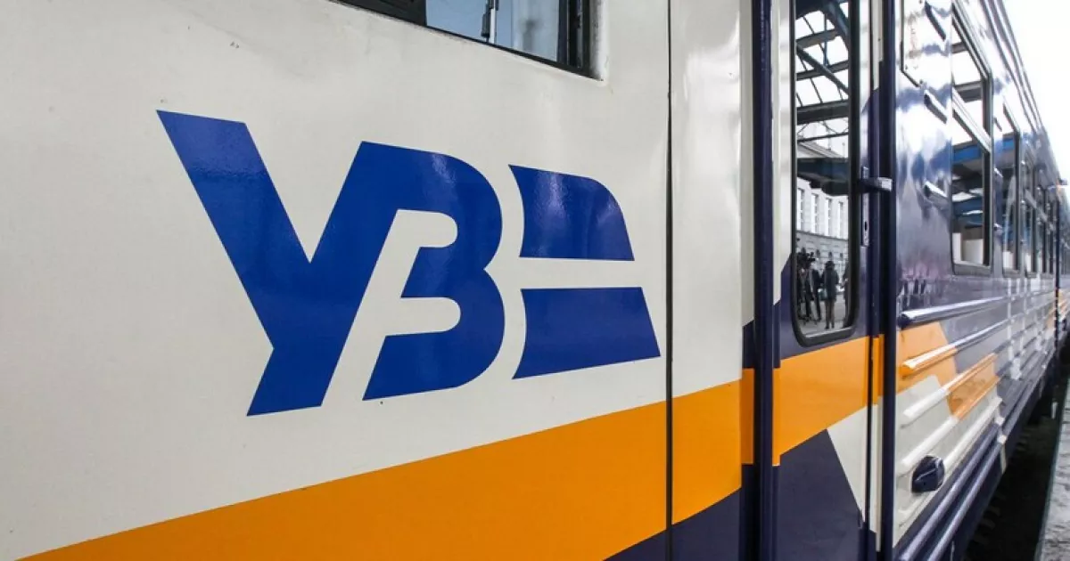Внаслідок удару по інфраструктурі: "Укрзалізниця" повідомила про скасування та затримки приміських рейсів