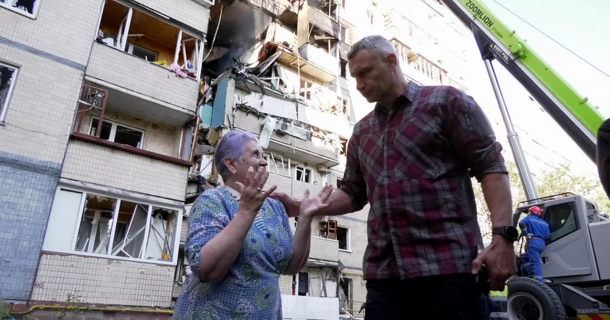 Кличко: рятувальники розбирають завали дев’ятиповерхівки, під уламками можуть залишатися люди