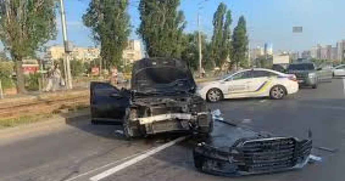 ДБР розслідує ДТП у столиці, де загинули правоохоронець та водій цивільного авто