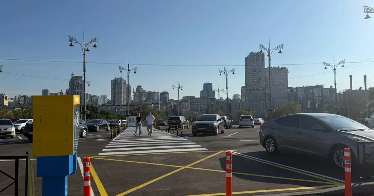 На Вокзальній площі відкрили великий паркінг біля залізничного вокзалу