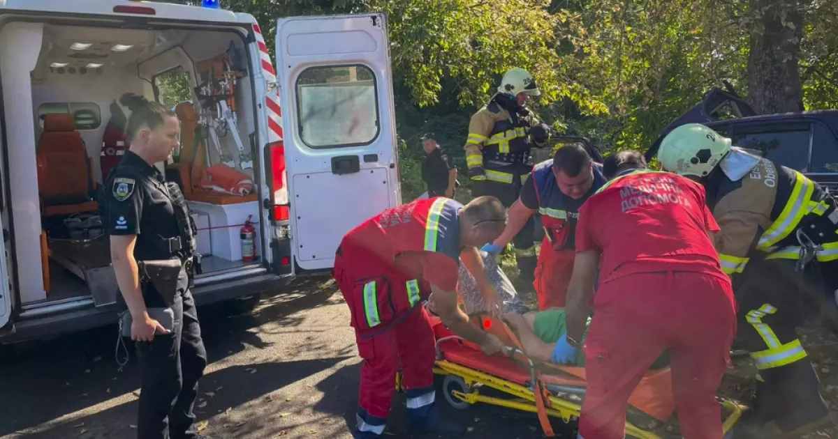 У Яготині легковик врізався в дерево: водія деблокували рятувальники