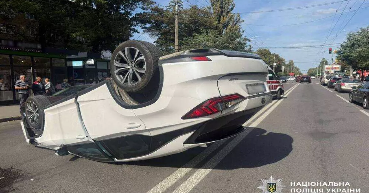 У Шевченківському районі Lexus перекинувся після зіткнення з навчальним авто